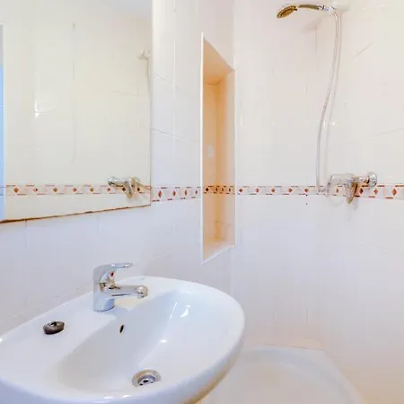 Trem - Located In Old - * District de Faro