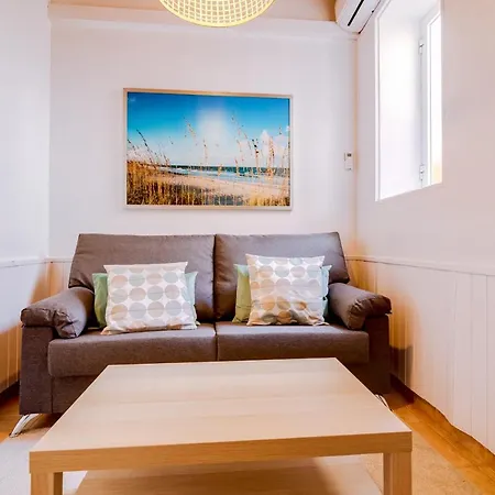 Trem - Located In Old - * District de Faro